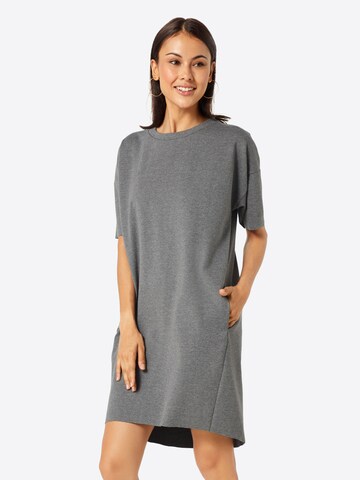 Robe minimum en gris : devant