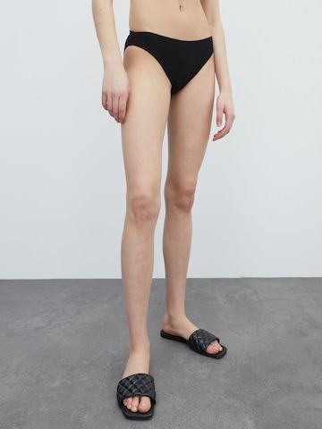 EDITED Regular Bikinihose 'Rochelle' in Schwarz: Vorderseite