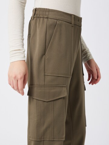 s.Oliver BLACK LABELTapered Cargo hlače - zelena boja