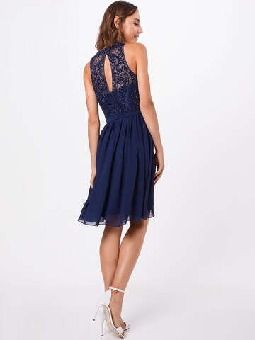 Rochie de cocktail de la mascara pe albastru: spate