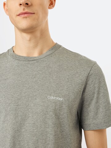 Calvin Klein - Camiseta en gris