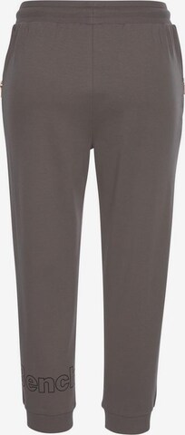 Effilé Pantalon BENCH en gris