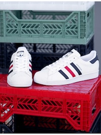 Adidas Superstar blanches à rayures rouges et blanches