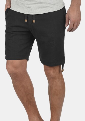 INDICODE JEANS Regular Shorts 'Moses' in Schwarz: Vorderseite
