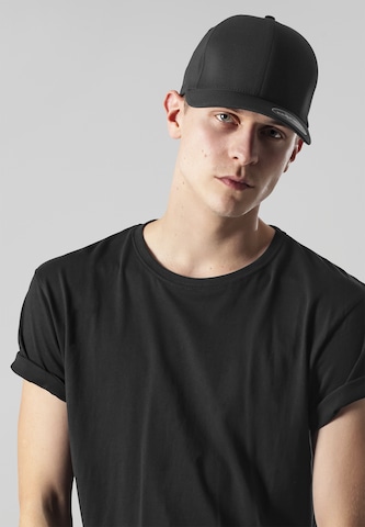 Casquette 'Delta' Flexfit en noir : devant