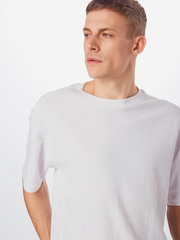 Coupe regular T-Shirt 'Waffle' Urban Classics en blanc