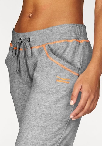 BENCH - Slimfit Calças em cinzento