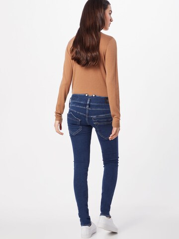 Skinny Jean 'Pitch' Herrlicher en bleu : derrière