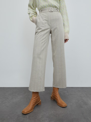 EDITED Wide leg Broek 'Polly' in Beige: voorkant