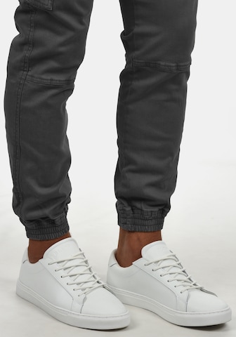 Tapered Pantaloni cargo 'Bromfield' di INDICODE JEANS in grigio
