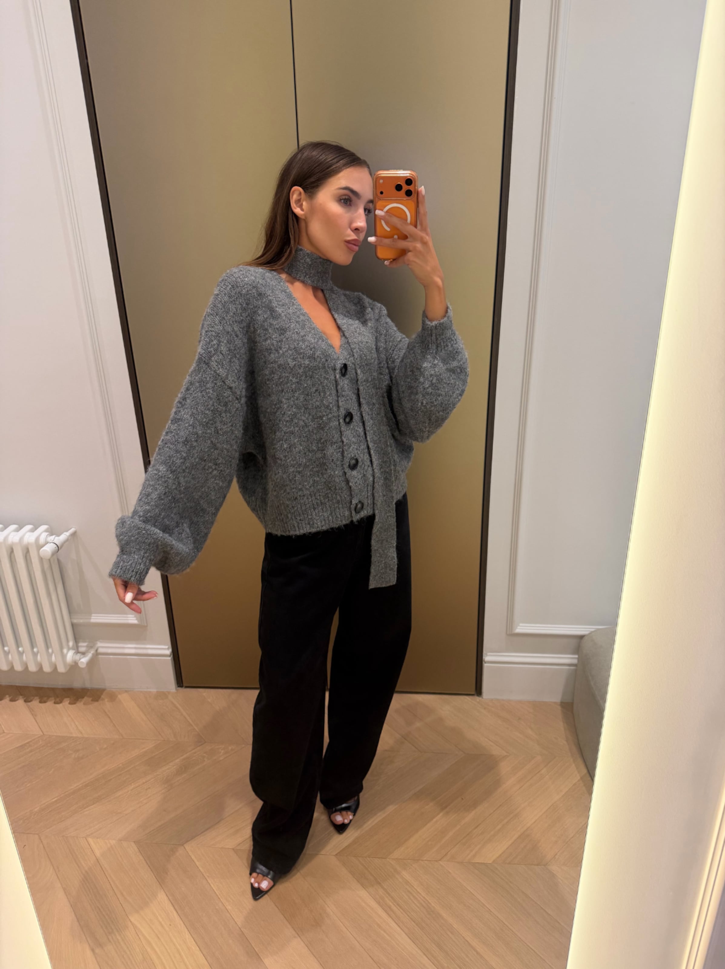 Andrea Trgovčević - Grey Sweater With Scarf Mirror Look
