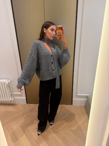 Grey Sweater With Scarf Mirror Look