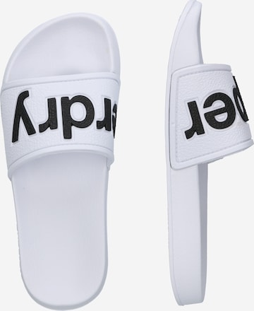 Claquettes / Tongs Superdry en blanc : sur le côté