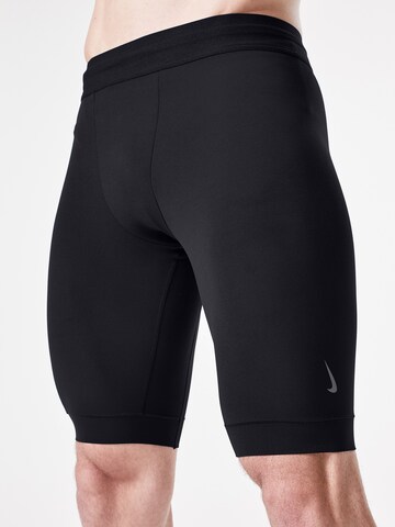 Skinny Pantaloni sportivi di NIKE in nero: frontale