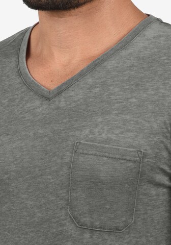 !Solid V-Shirt 'Theon' in Grau