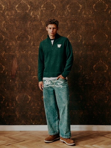 Green Zip-up Sweater Look