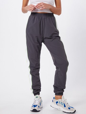 Urban Classics Tapered Broek in Grijs: voorkant