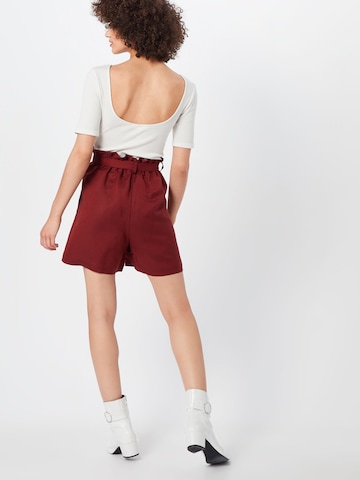 SOAKED IN LUXURY Regular Pleat-Front Pants 'SL Fayette Shorts' in Red: back
