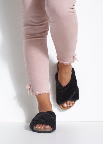 LASCANA Slippers in Black