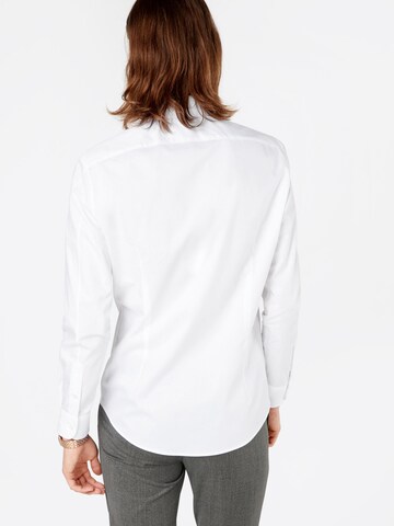 Coupe slim Chemise business 'Elias' DRYKORN en blanc