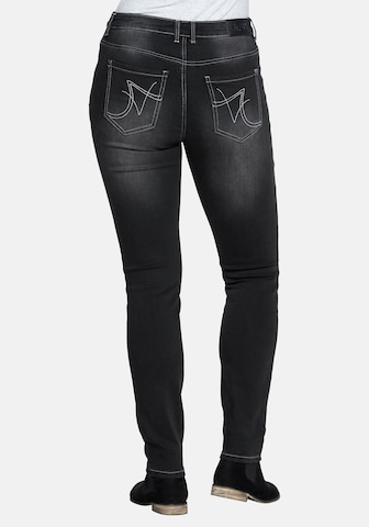 SHEEGO Slimfit Jeans in Schwarz