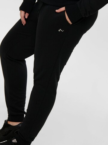 Tapered Pantaloni sportivi 'ELINA' di Only Play Curvy in nero