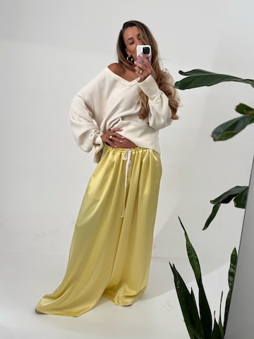 Flowy Yellow Pants Look
