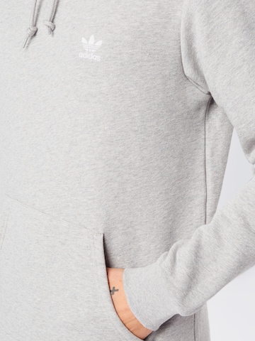 ADIDAS ORIGINALS Regular Fit Sweatshirt 'Trefoil Essentials' i grå