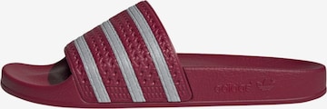 ADIDAS ORIGINALS Klapki 'Adilette' w kolorze czerwony