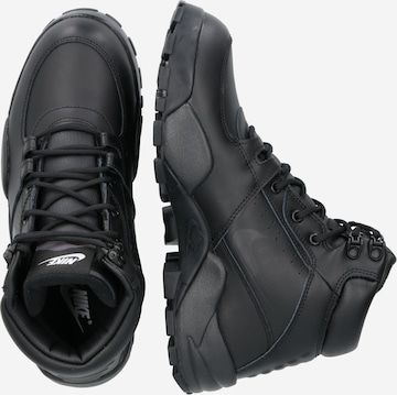 Bottines à lacets 'Rhyodomo' Nike Sportswear en noir : sur le côté