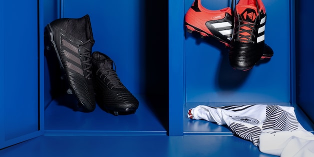 Deux paires de chaussures de football dans un vestiaire