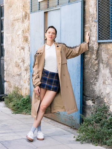 Beige Trenchcoat Look