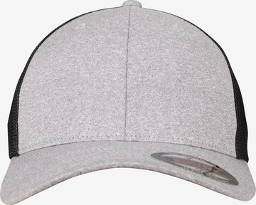 Casquette Flexfit en gris : devant