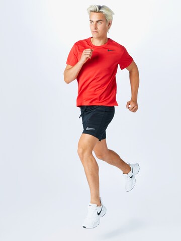 NIKERegular Fit Tehnička sportska majica 'Superset' - crvena boja