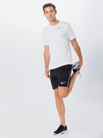 NIKE Regular Sportshorts in Schwarz