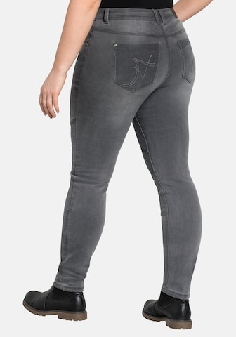 SHEEGO Slimfit Jeans in Grau