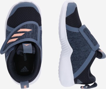 Chaussure de sport 'FortaRun X CF I' ADIDAS PERFORMANCE en bleu : sur le côté