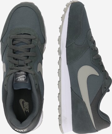 Baskets basses 'Runner 2' Nike Sportswear en gris : sur le côté