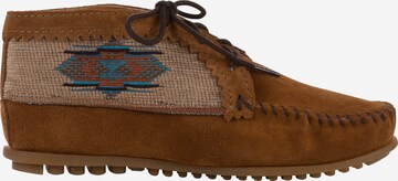 Bottines 'El Paso II' Minnetonka en marron : sur le côté