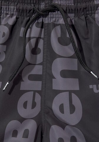 BENCH Badeshorts in Lila