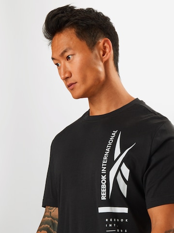 Reebok Regular fit T-shirt i svart