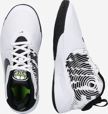 NIKE - Calzado deportivo 'Team Hustle' en blanco: lado