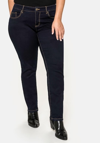 SHEEGO Regular Jeans in Zwart: voorkant