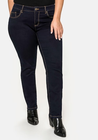 SHEEGO Regular Jeans i svart: framsida