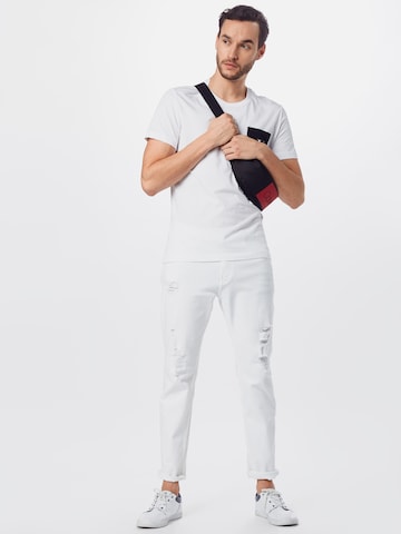 Calvin Klein Jeans - Ajuste regular Camiseta 'MONOGRAM POCKET SLIM TEE' en blanco: frente