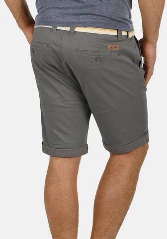 !Solid Regular Chinoshorts 'Lagos' in Grau