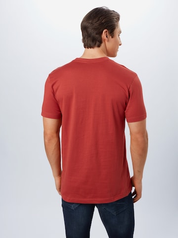 Urban Classics قميص بلون أحمر