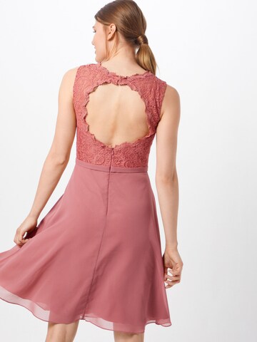 Robe de cocktail mascara en rose : derrière