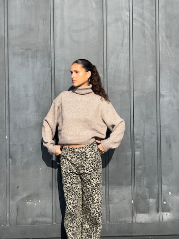 Pullover And Animal Print Pants Look