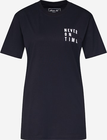 Merchcode Póló 'Never On Time' - fekete: elől